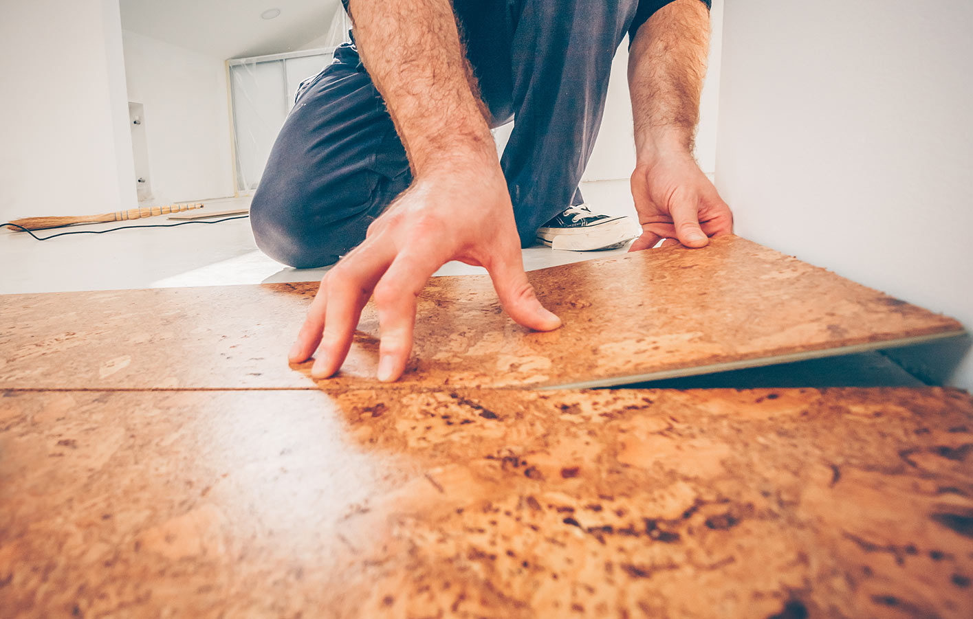 Korkböden professionell verlegen Korkboden wird verlegt